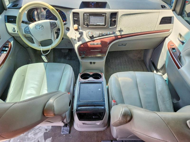 2012 Toyota Sienna xle 8-passenger