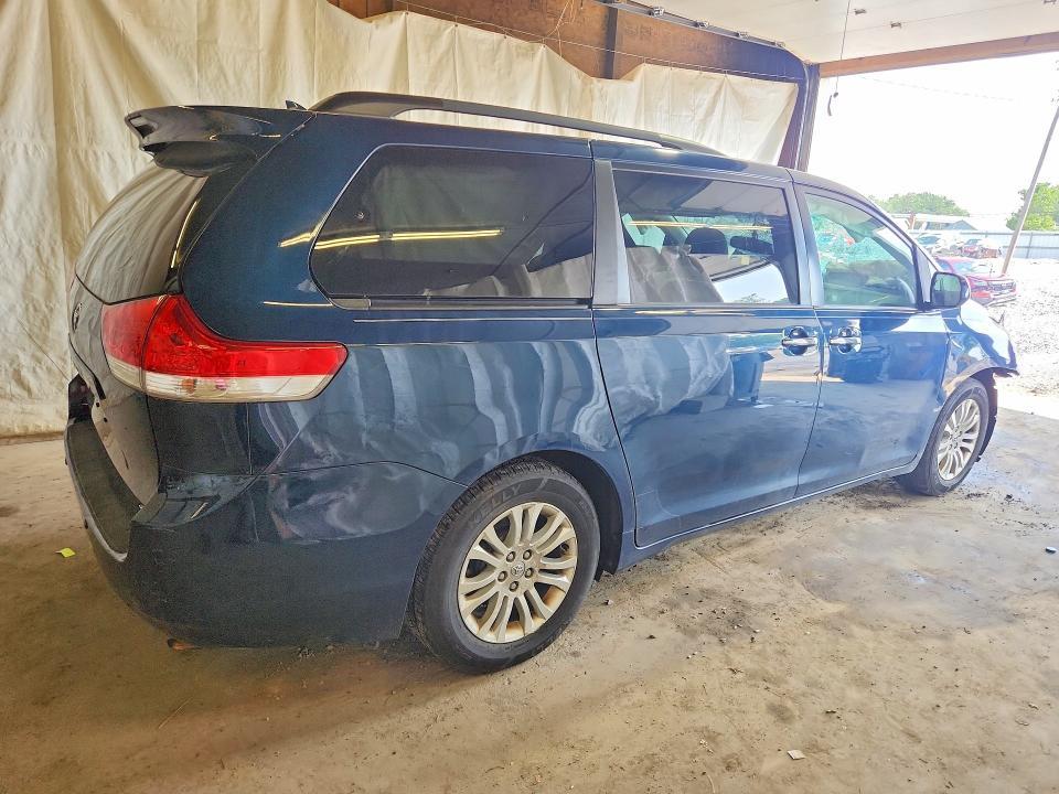 2011 Toyota Sienna xle 8-passenger