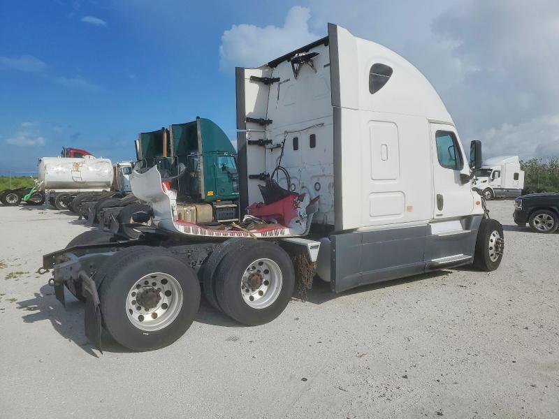 2015 Freightliner Cascadia Semi Truck