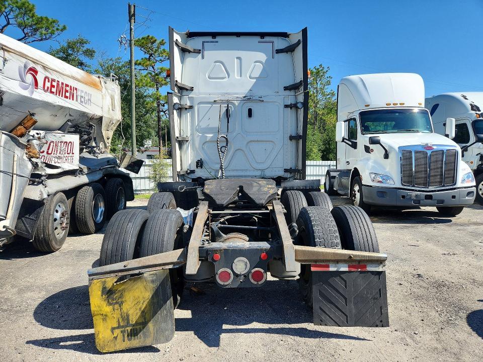 2020 Freightliner Cascadia 126 Semi Truck