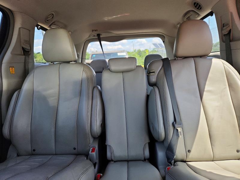 2012 Toyota Sienna xle 8-passenger