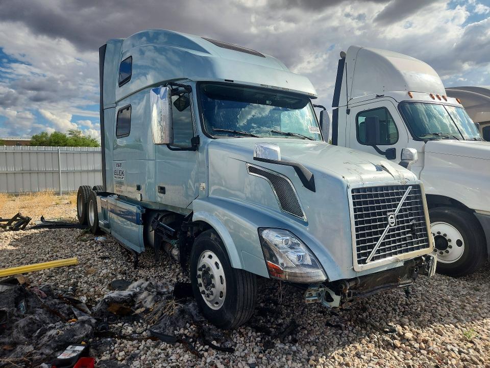 2015 Volvo VNL Semi Truck