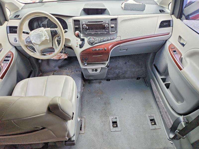 2014 Toyota Sienna xle 8-passenger