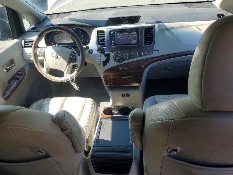 2014 Toyota Sienna xle 8-passenger