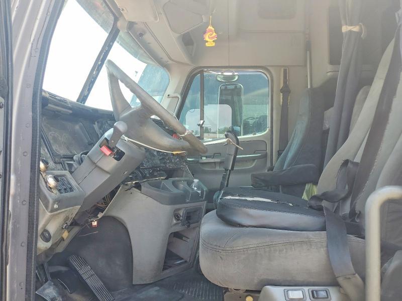 2001 Freightliner Columbia 120 Semi Truck