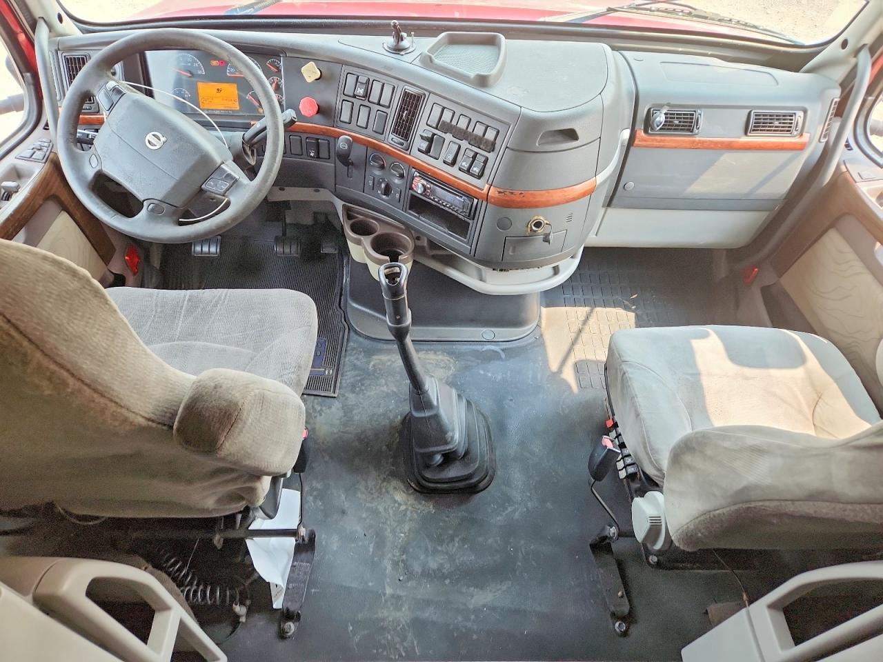 2008 Volvo VNL Semi Truck