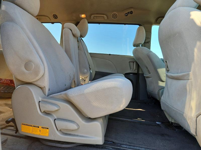 2012 Toyota Sienna le
