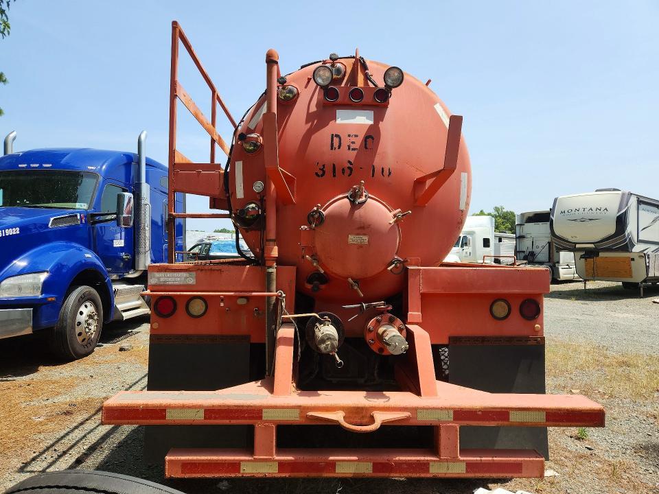 2013 Mack GU813 Tank Truck