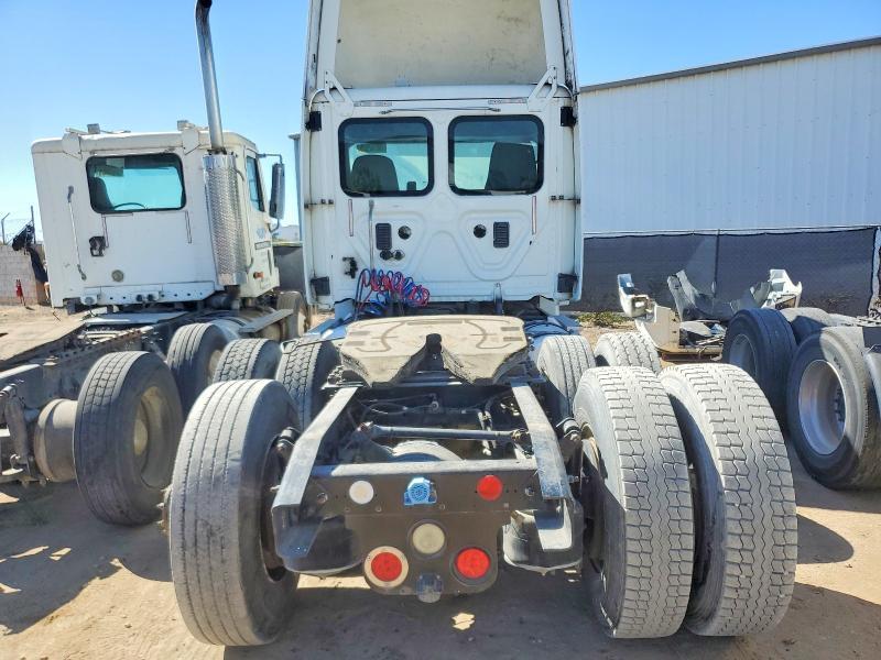 2013 Freightliner Cascadia 1-Semi Truck
