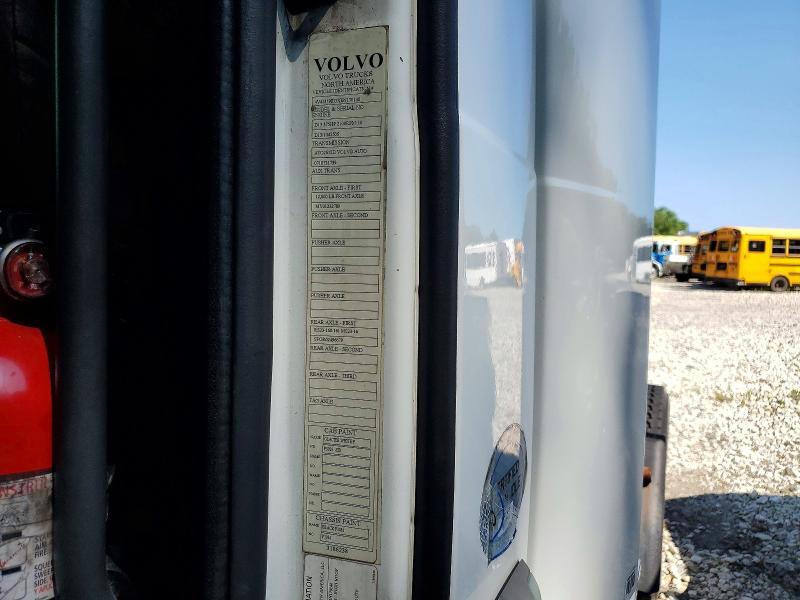 2014 Volvo VNM Semi Truck