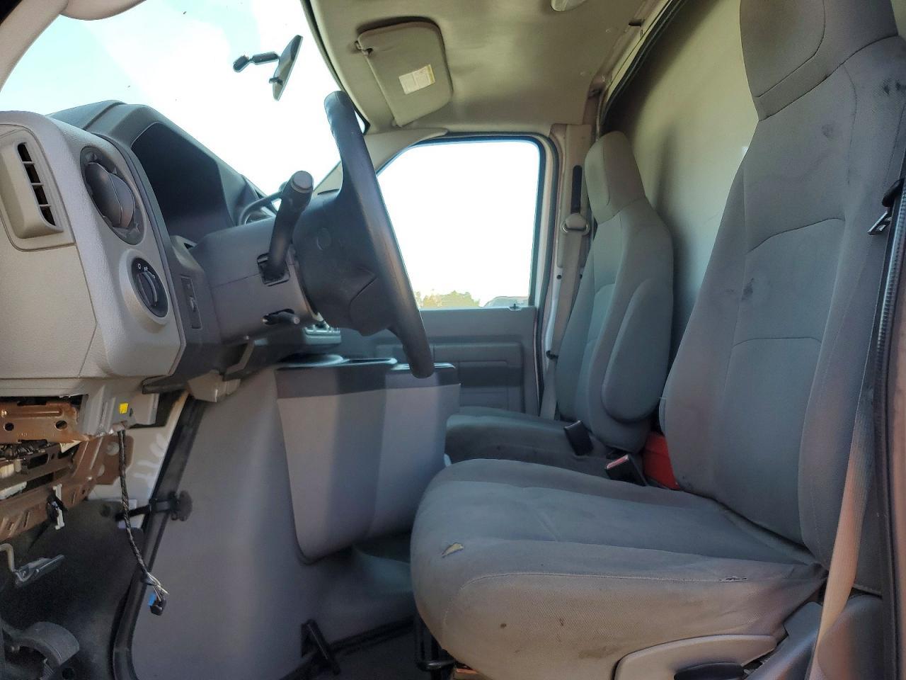 2011 Ford Econoline E350 Super Duty Cutaway Van