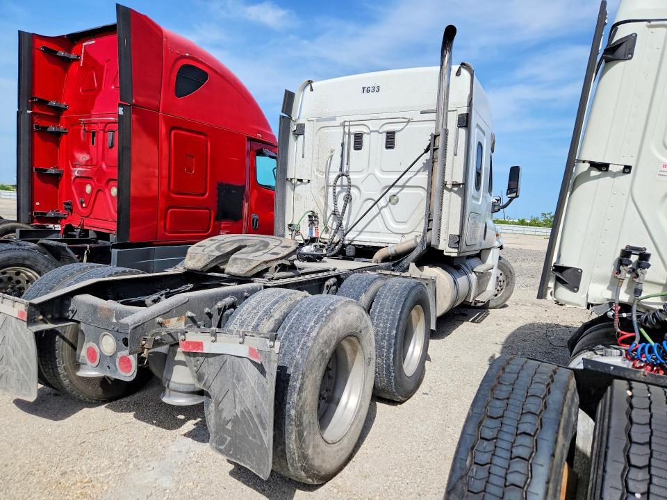 2014 Freightliner Cascadia Semi Truck