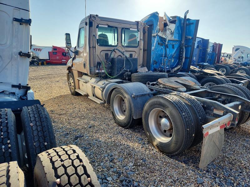 2015 Freightliner Cascadia Semi Truck