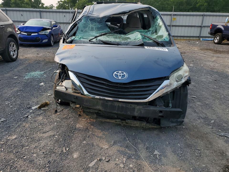 2013 Toyota Sienna le