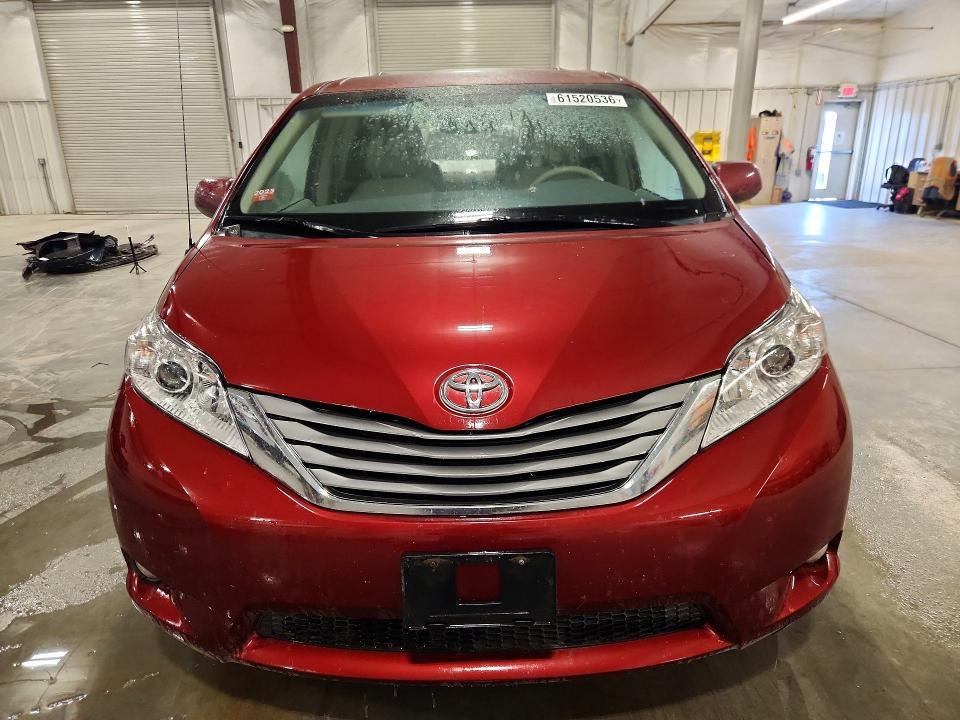 2014 Toyota Sienna xle 8-passenger