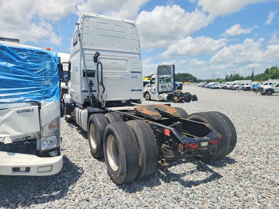 2015 Volvo 2003 Volvo VNL Semi Truck