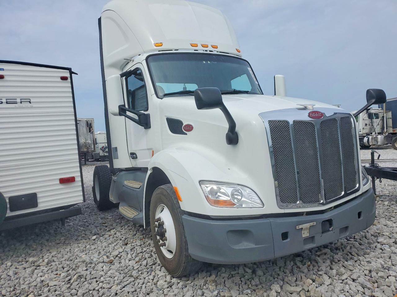 2017 Peterbilt 579 Semi Truck