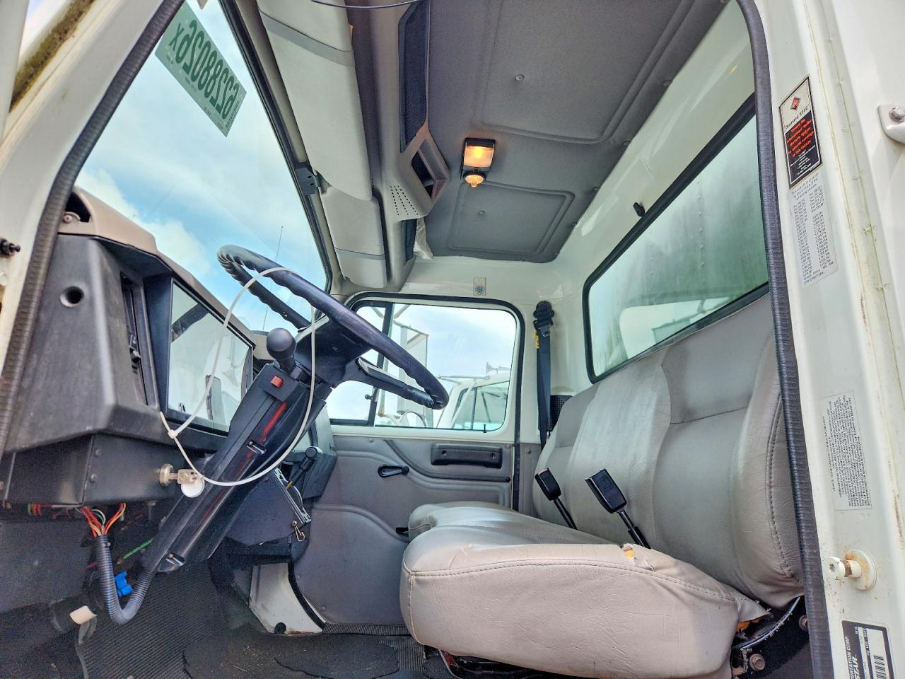 2002 International 4700 BOX Truck
