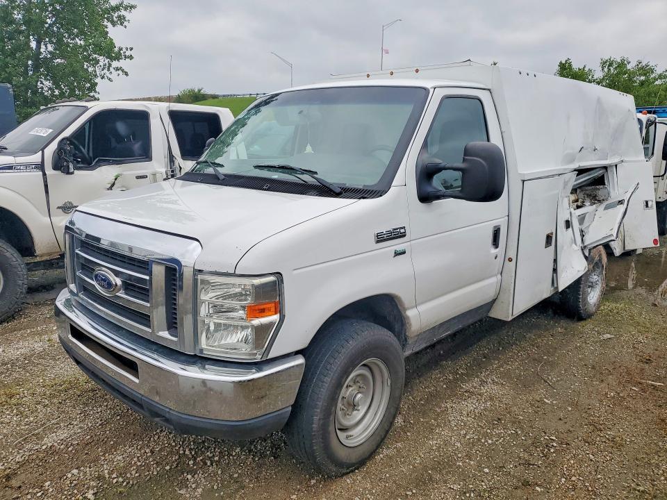 2015 Ford Econoline E350 Super Duty Cutaway Van