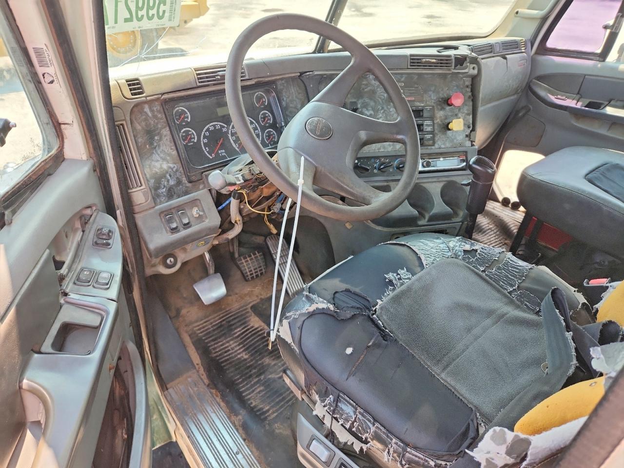 2001 Freightliner Columbia 120 Semi Truck