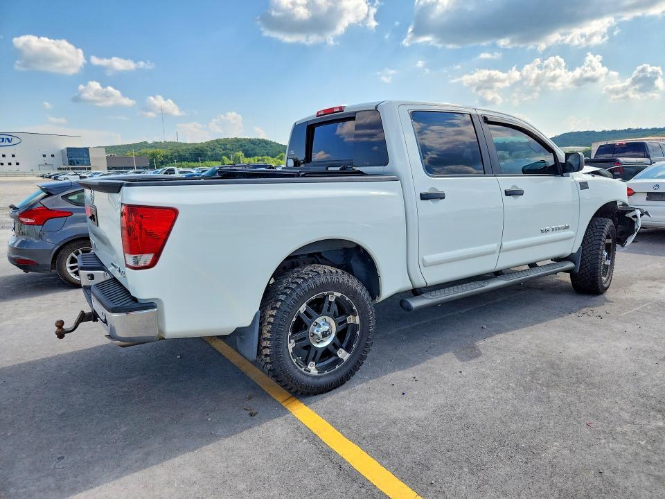 2014 Nissan Titan SV