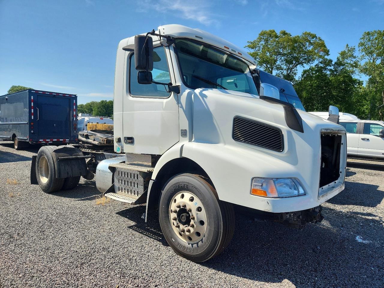 2016 Volvo VNM Semi Truck