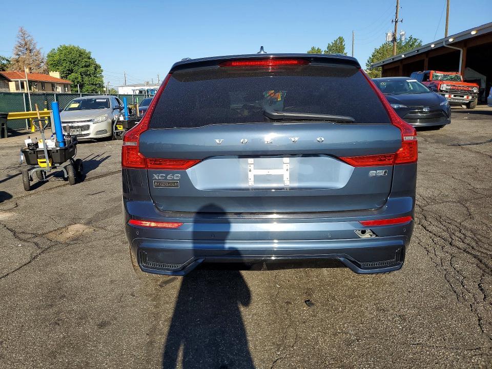 2022 Volvo Xc60 B5 R-design