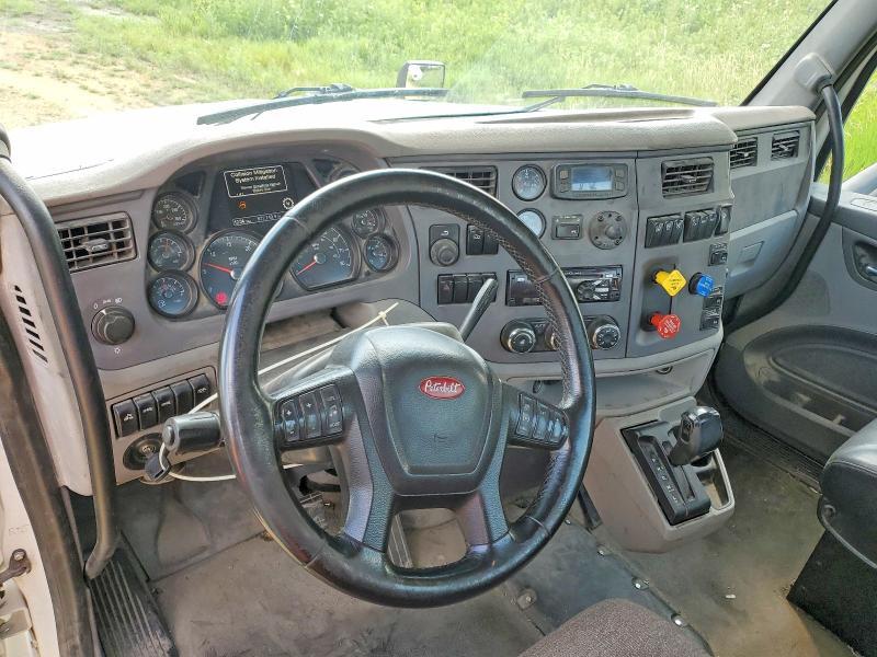 2017 Peterbilt 579 Semi Truck