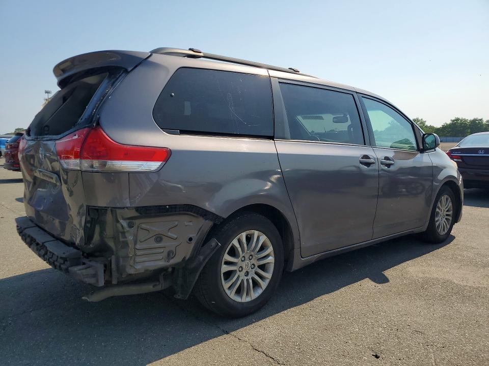 2011 Toyota Sienna xle 8-passenger