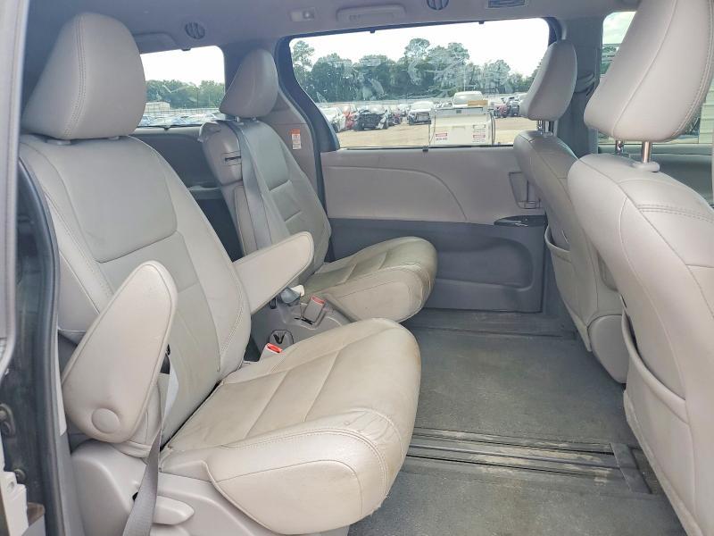 2015 Toyota Sienna xle 8-passenger