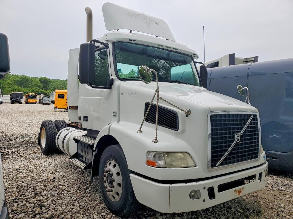2014 Volvo VNM Semi Truck