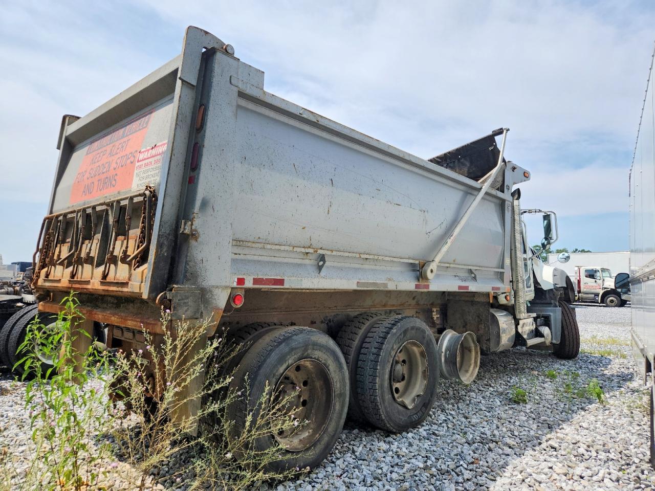 2017 Mack 700 GU700