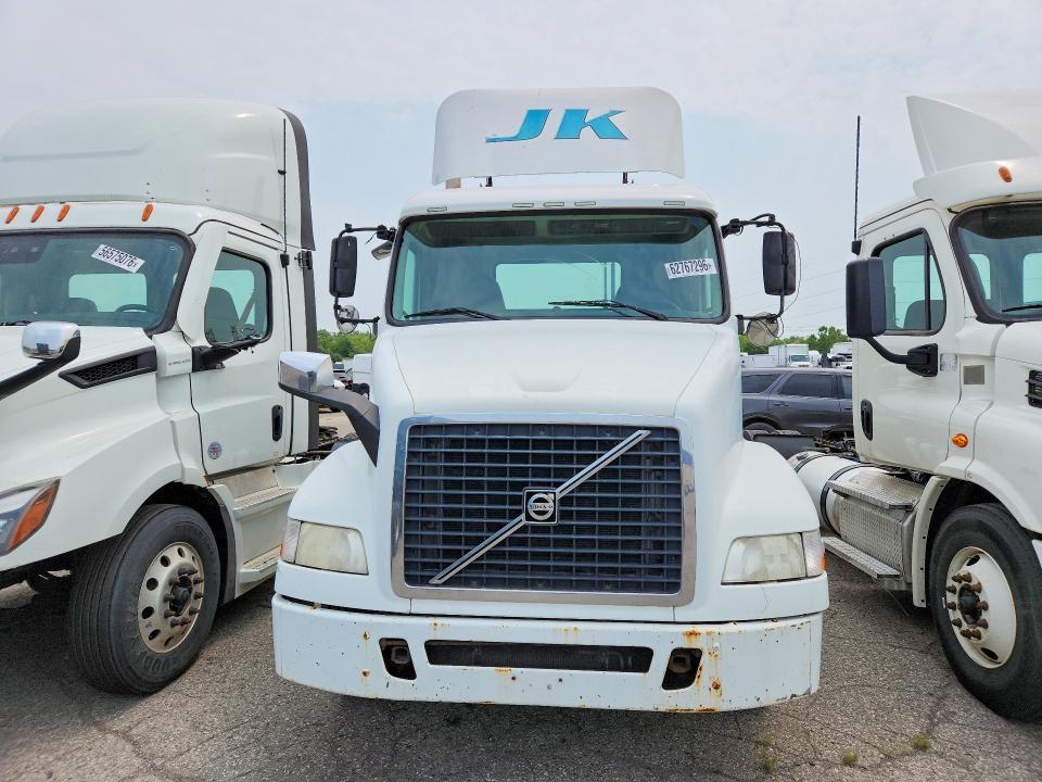 2013 Volvo VNM Semi Truck