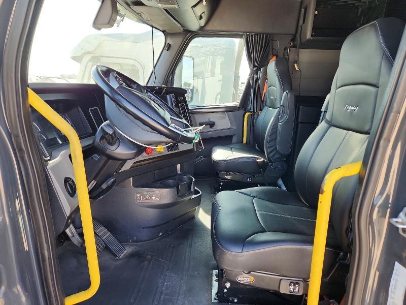 2019 Freightliner Cascadia 1-semi Truck