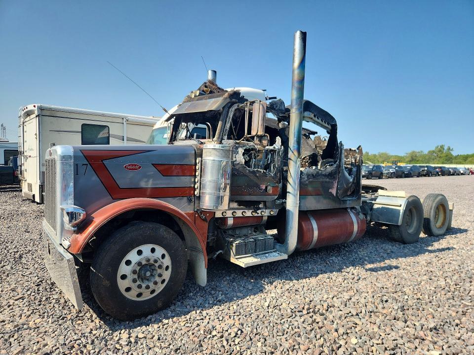 2000 Peterbilt 379 Semi Truck