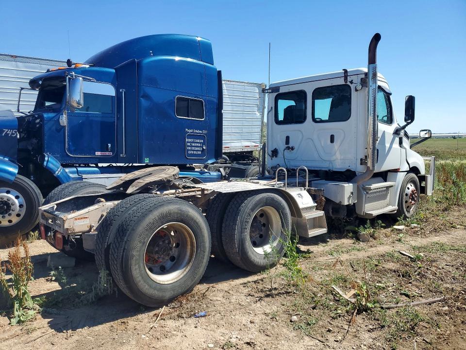 2019 Freightliner Cascadia 126 Semi Truck