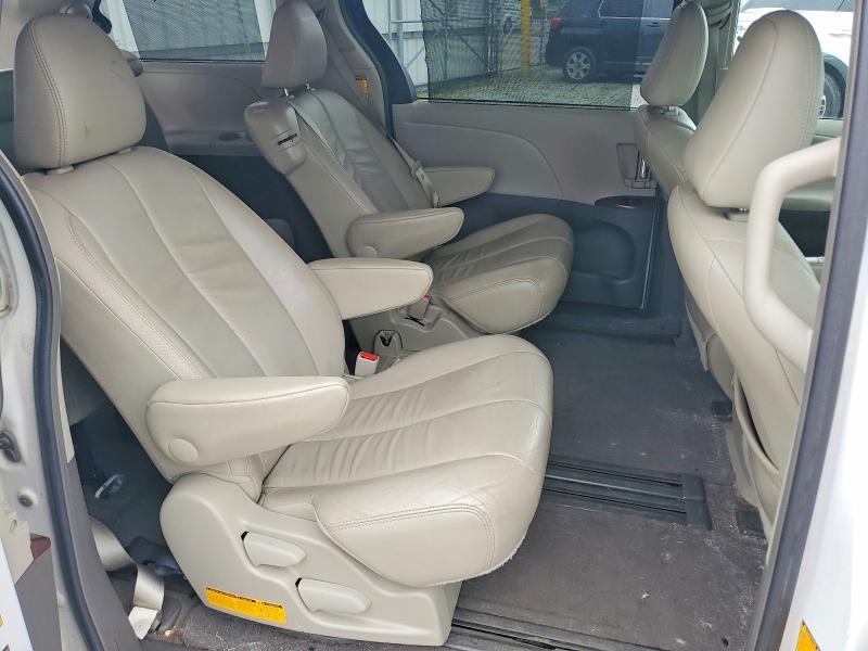 2014 Toyota Sienna xle 8-passenger