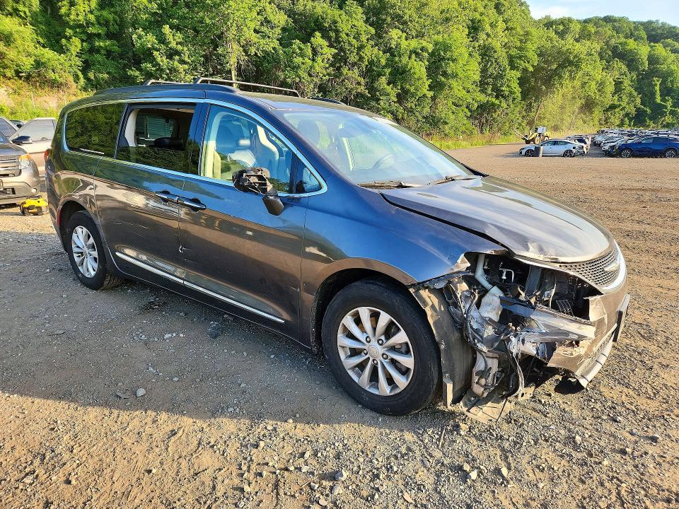 2017 Chrysler Pacifica Touring l