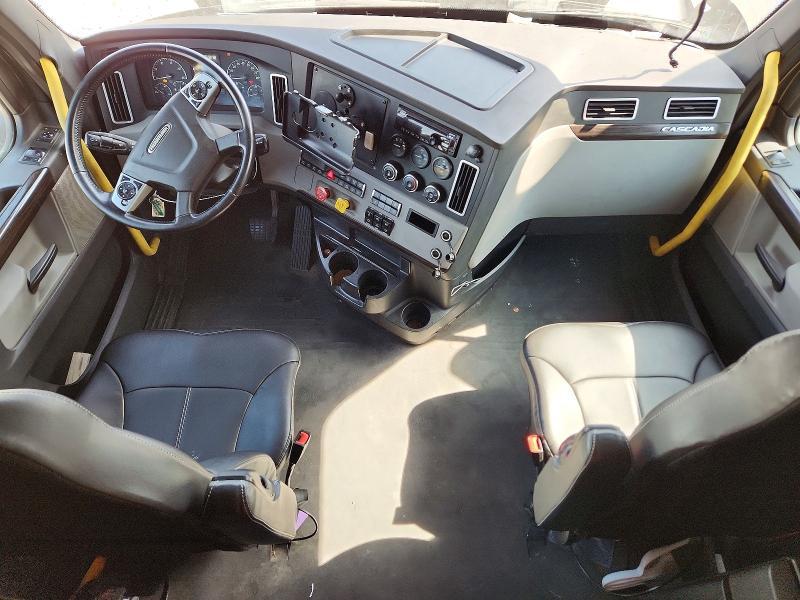 2019 Freightliner Cascadia 1-semi Truck