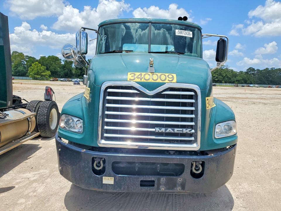 2015 Mack CXU612 Semi Truck