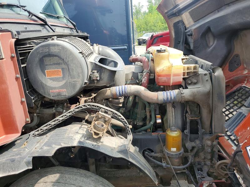 2013 Volvo VNL Semi Truck
