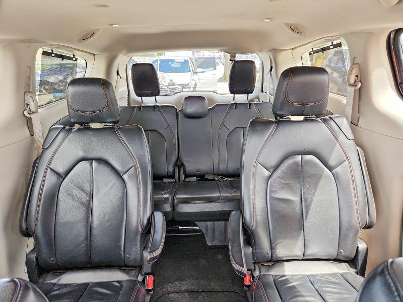 2017 Chrysler Pacifica Touring l