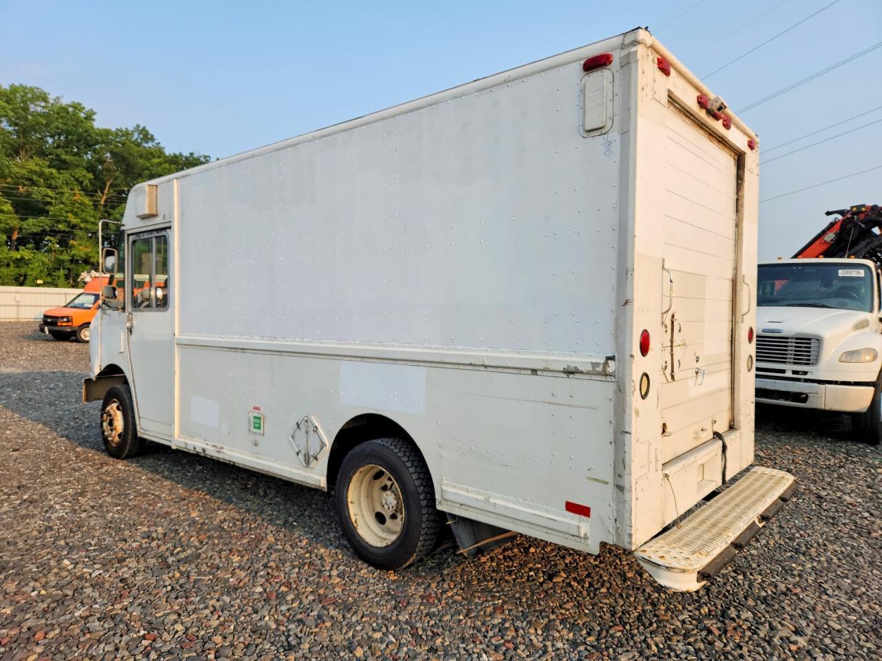 1998 Freightliner Chassis M Line WALK-IN Van
