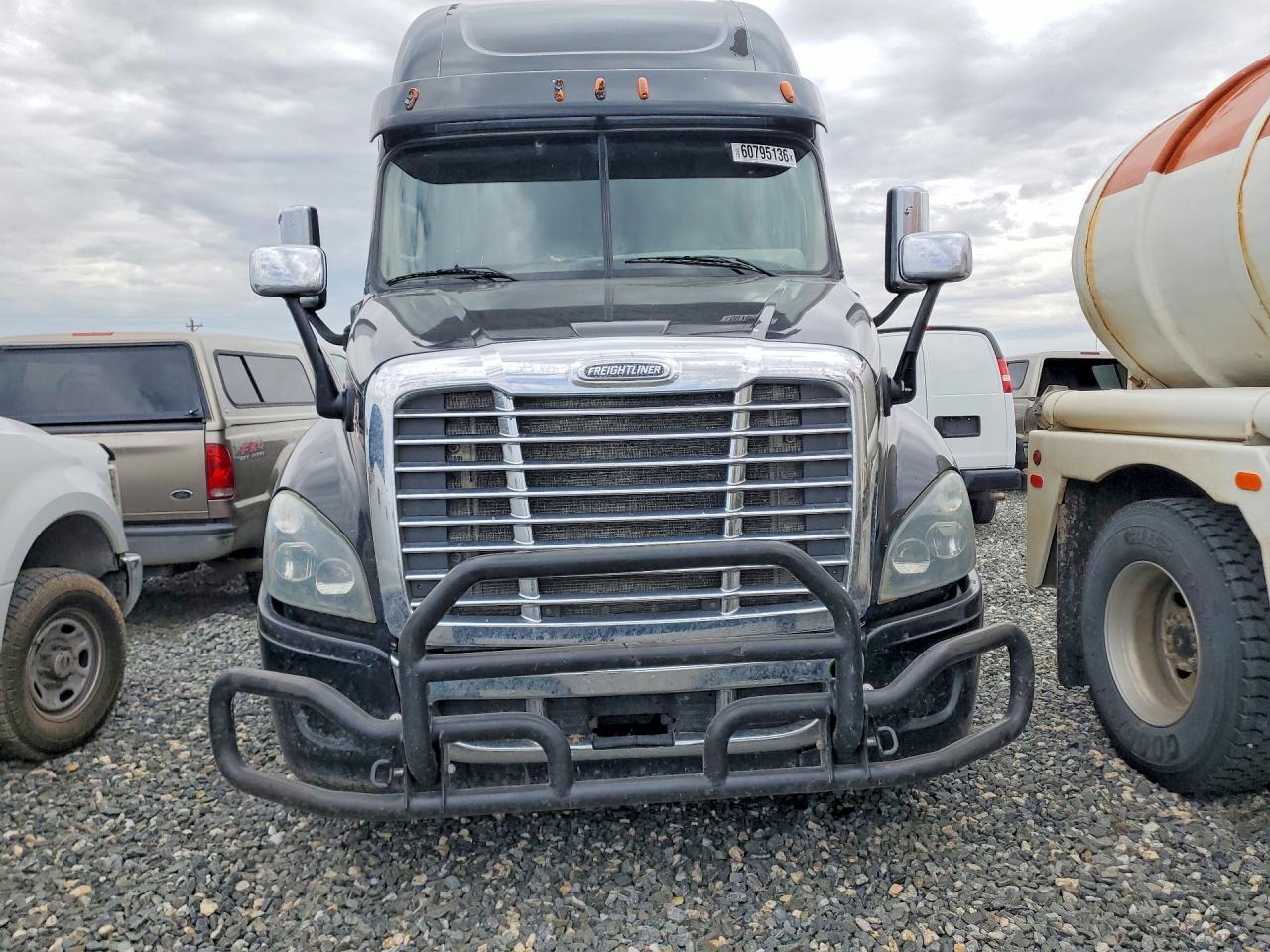 2017 Freightliner Cascadia 125 Semi Truck