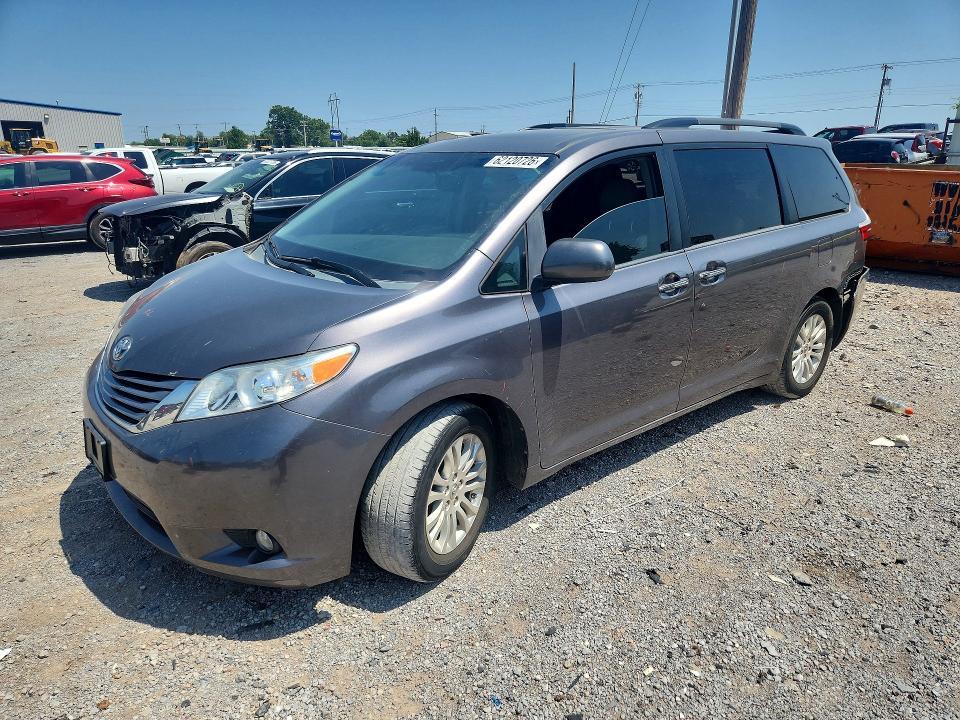2015 Toyota Sienna xle 8-passenger