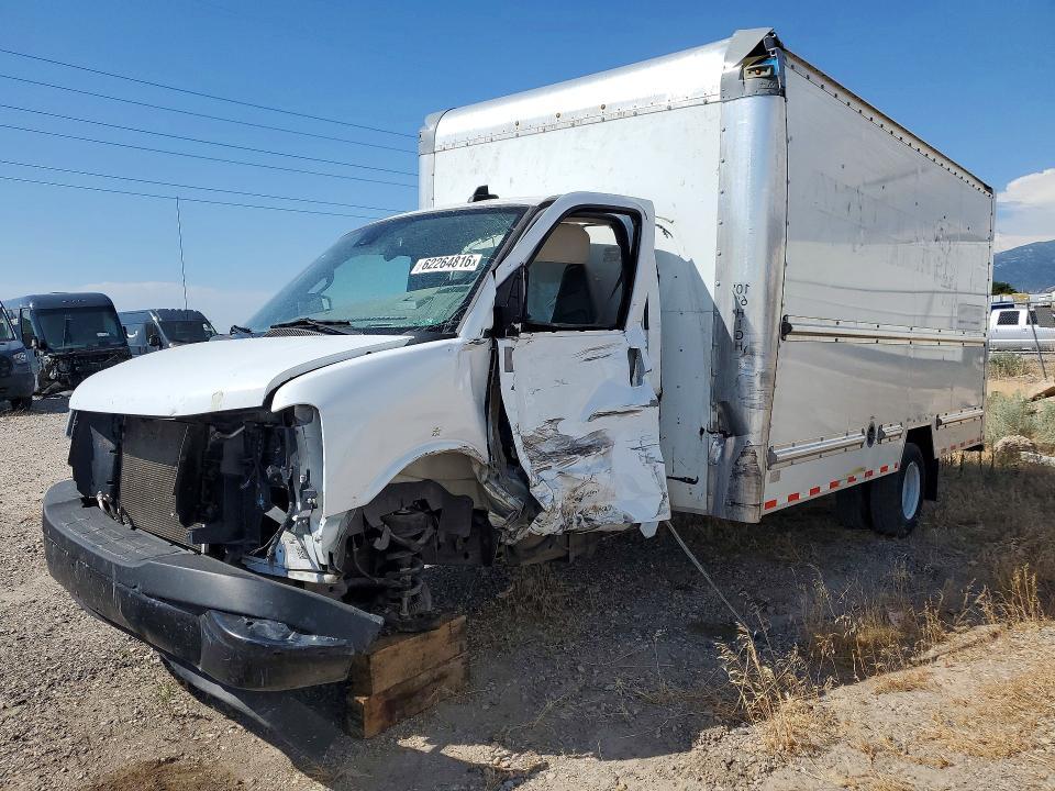 2022 GMC Savana Cutaway box Truck