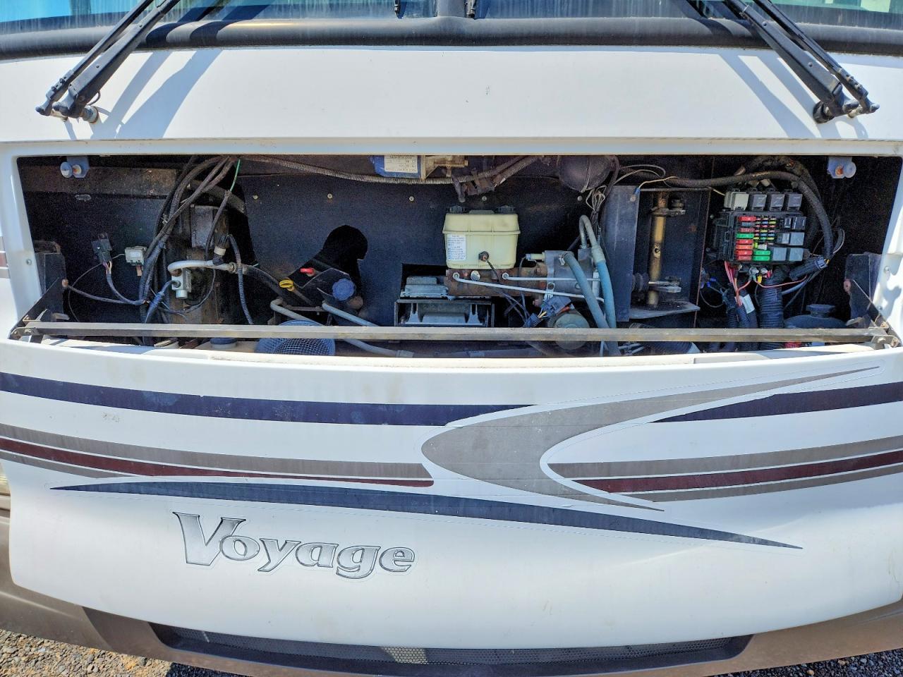 2005 Winnebago Voyage RV