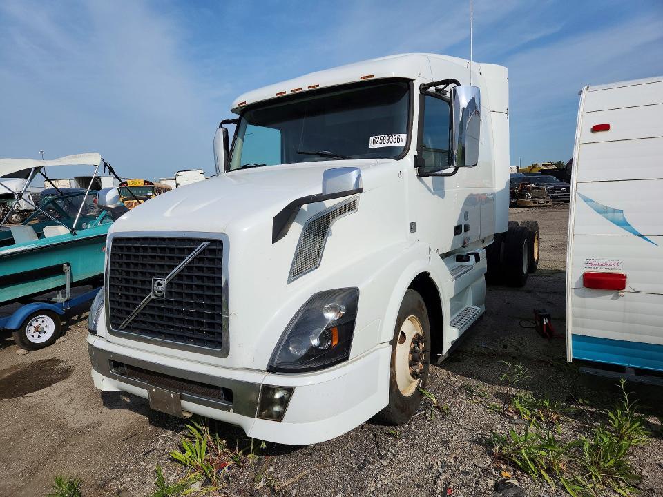 2015 Volvo VNL Semi Truck
