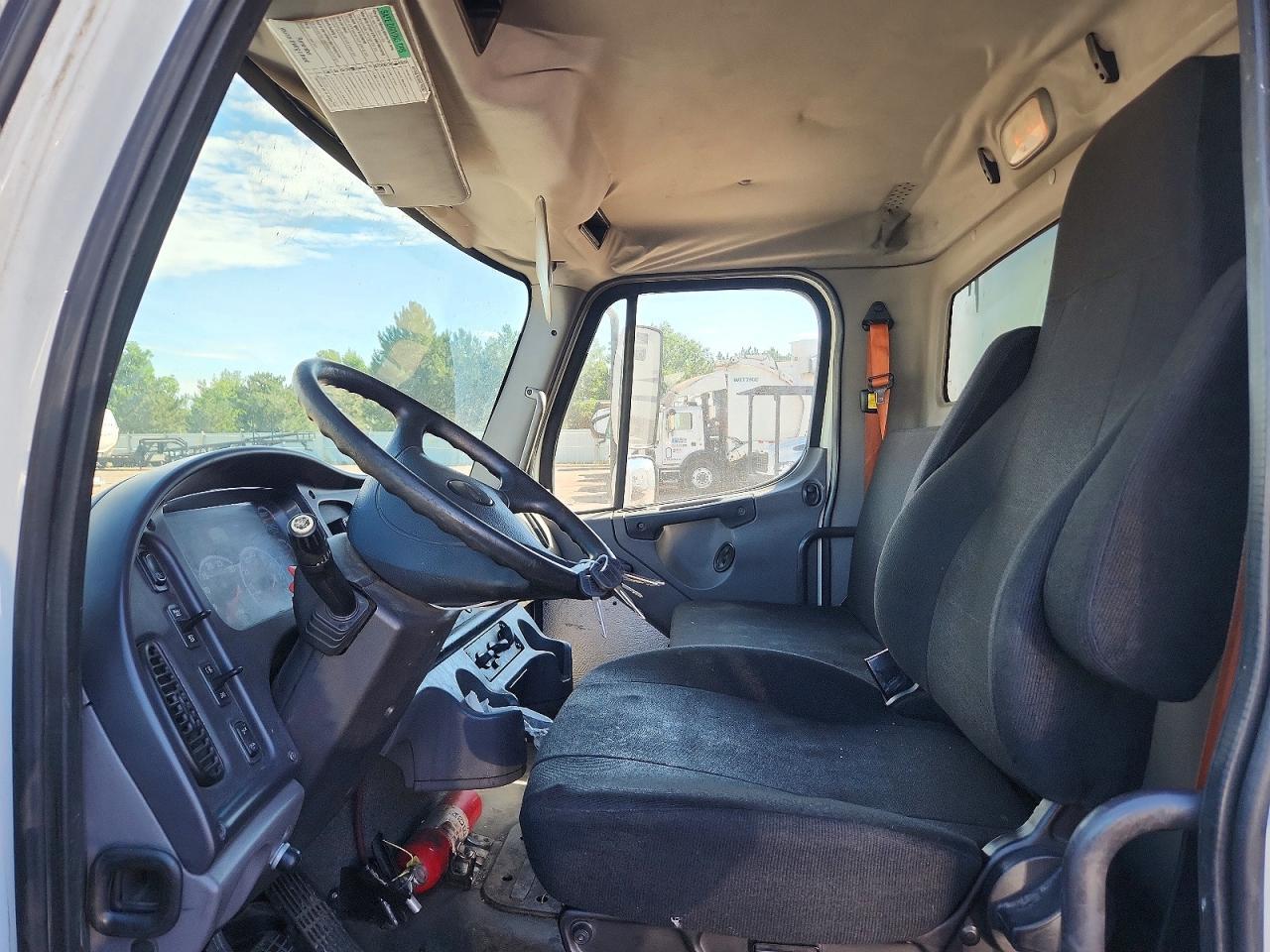 2014 Frht - Freightliner 2014 Freightliner Business Class M2 BOX Truck