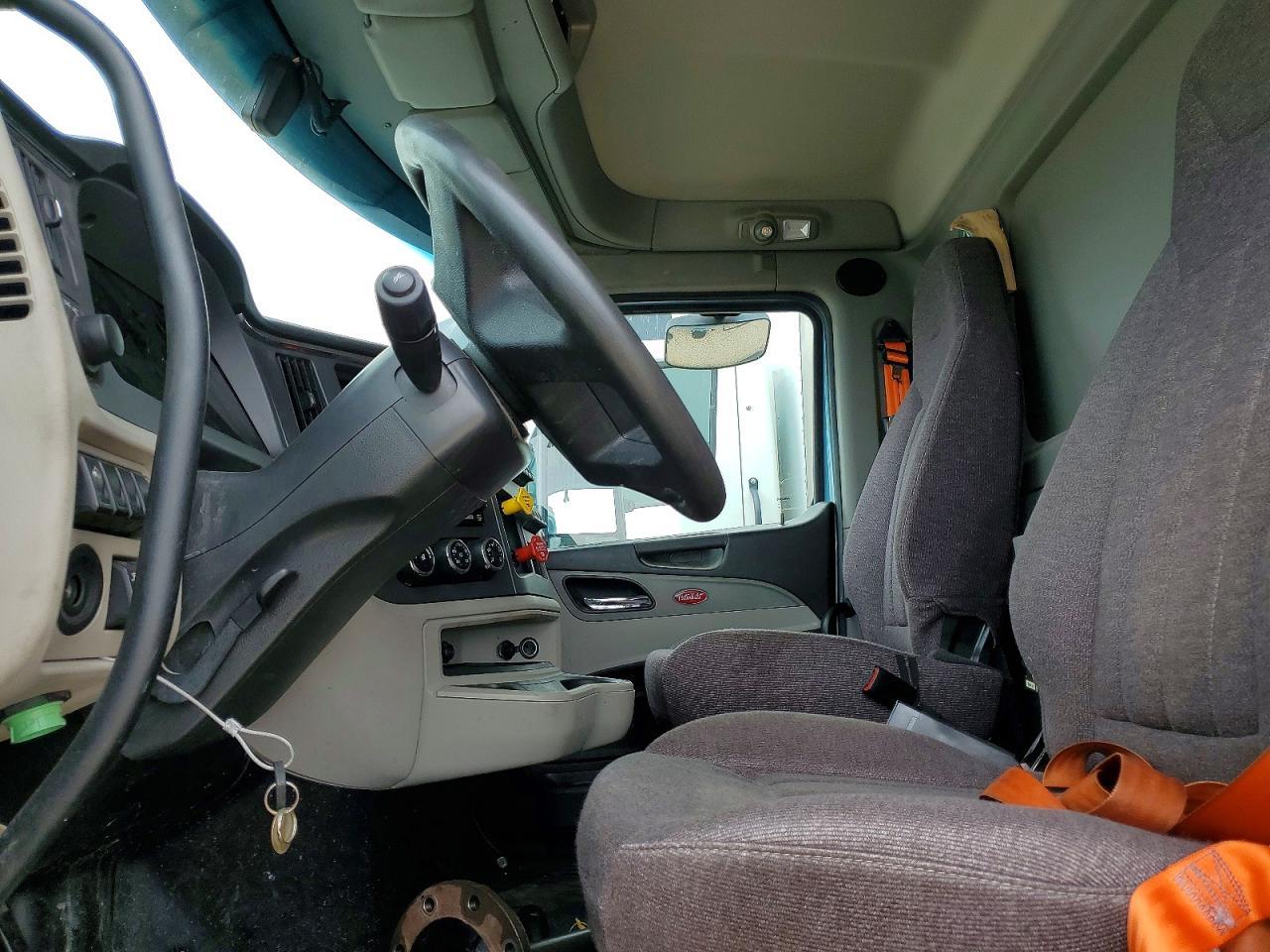 2022 Peterbilt 579 Semi Truck
